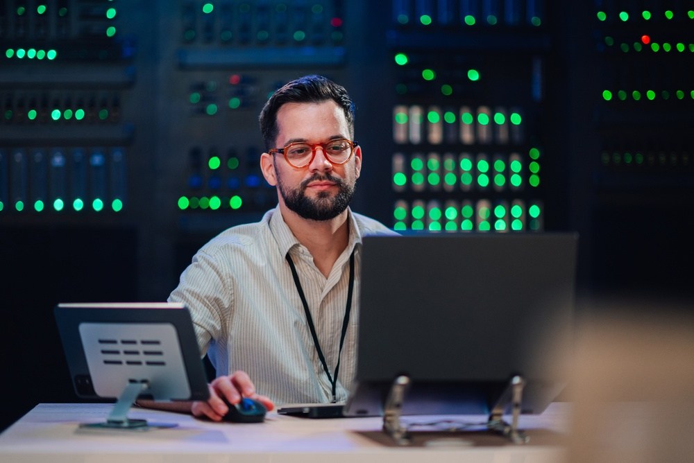Should I Hire an IT Employee or Outsource?